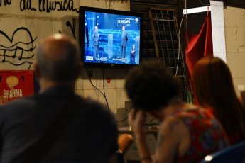 Lo 16 d’octòbre, lo debat d’abans lo segond torn entre Lula e Bolsonaro, aicí difusat dins un bar de Brasília, foguèt particularament agitat