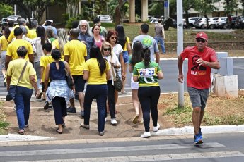 Un partisan de Lula camina dins la direccion opausada als militants prò-Bolsonaro (en jaune) a Brasília, lo 30 d’octòbre de 2022