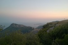 Vista d'A Torbia, de Mónego e dal mont Agel despí Lai Barrai (comuna de Pelha, Gavotina marítima)