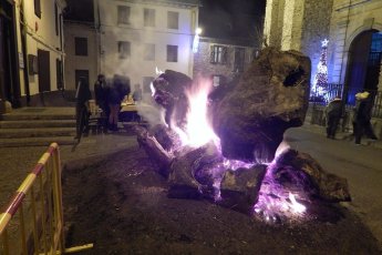 A Les la soca s’aluca a 19h; e après la messa del pol, o <em>missa deth poth</em>, a mièjanuèch, las gents del vilatge manjaràn de chocolat e cantaràn de nadalets a l’entorn del cachafuòc, que se tendrà alucat fins a l’An Nòu