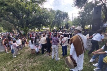 La serada contunha tota la nuèit, fins al moment que la melodia claufís lo silenci