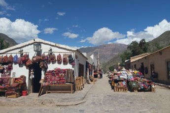 Dins los restaurants, las cartas son trufadas de mangisca facha de milh, de papinas o pichòtas patatas andinas e de carn de lama