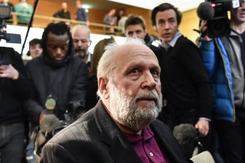 Bernard Preynat, un ancian prèire acusat d’agressions sexualas, espèra lo 13 de genièr de 2020, al començament de son procès al palais de justícia de Lion, en Arpitània