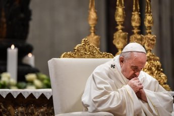 Gràcias a las leis de l’estat del Vatican, lo papa en exercici benefícia d’immunitat judiciària contra tota persecucion en aplicacion d’una lei seculara