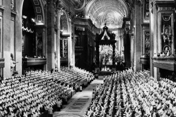 Vista generala dels Paires conciliaris dins la basilica Sant Pèire l’8 de decembre de 1962 al Vatican, a la fin de la primièra session del segond Concili ecumenic del Vatican, o Concili Vatican IId