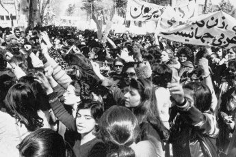 De milièrs d’iranianas desfilan a Teheran lo 12 de març de 1979