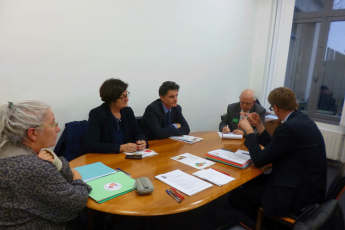 La delegacion dins lo burèu del sénher Noblecourt (Felip Martel, psdt FELCO, M. Capdevielle, deputada 64, Paul Molac, deputat Morbilhan), amb Martina Ralú, psdta ÒCBI