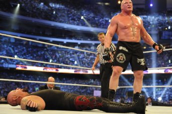 L’an passat, l’Undertaker, un luchaire legendària favorit del public dempuèi 20 ans, perdèt pel primièr còp son combat de Wrestlemania (l’eveniment de lucha lo mai bèl del monde) contra l’òrre Brock Lesnar (a dreita). L’estadi de 80 000 personas demorèt a