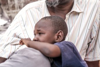 Hassan, un trabalhador del bastiment, a pas vist son filh Mokhlis dempuèi abans la guèrra