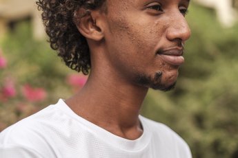 Mahmoud Abdirahman es un activista de 22 ans que collècta de fonzes per ajudar las familhas desplaçadas