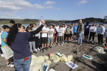 Accion de recampatge de degalhs sus la Plaja d’Es Grau