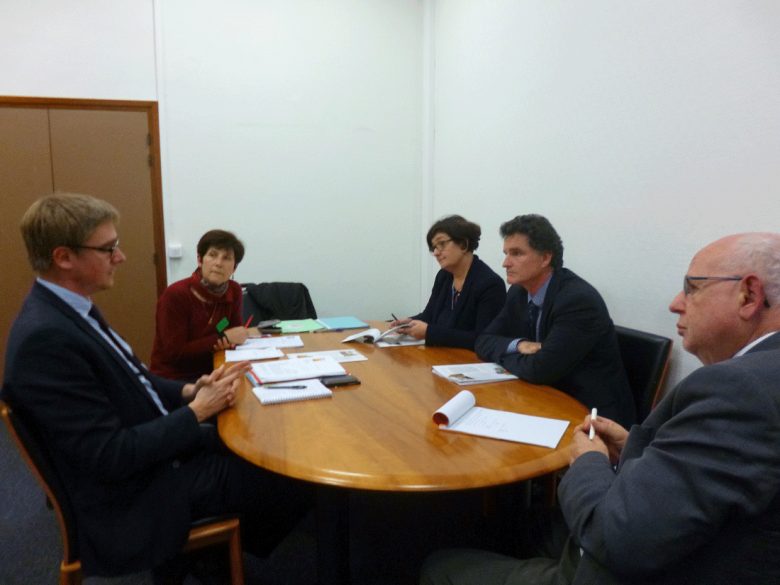 La delegacion dins lo burèu del sénher Noblecourt (Felip Martel, psdt FELCO, M. Capdevielle, deputada 64, Paul Molac, deputat Morbilhan),  M J Verny, cosecretària FELCO