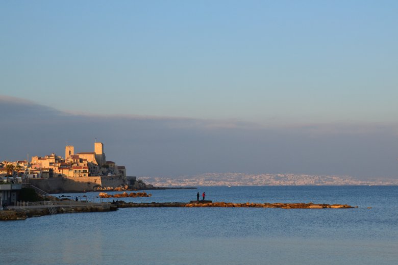 Per los collègis de Canha, Antíbol que an l’astre d’aver un ensenhament d’Occitan, per exemple dispensan de corses d’Occitan niçard —de fach— e ges de provençal