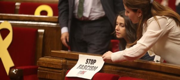 Los deputats de Ciudadanos après que la representanta de la CUP, Natàlia Sànchez, lor aguèt mes davant un cartèl "Stop fascism"