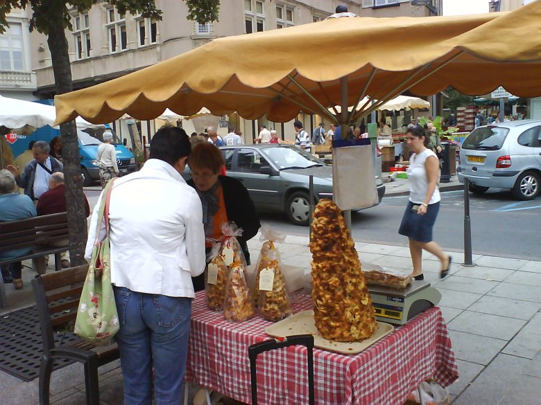 Pastís a l'aste al mercat de Rodés (Roergue)