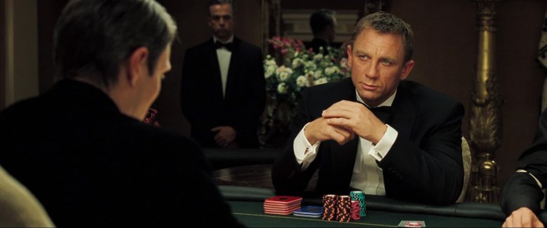 James Bond, interpretat per l’actor Daniel Craig, en mission dins un casinò