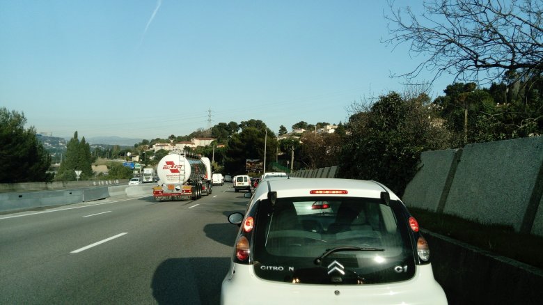 1 km de coa avans la sortia d'autovia, frequent per las sortias de Cànoa, de Mónego... sus la banda d'arrèst d'urgéncia