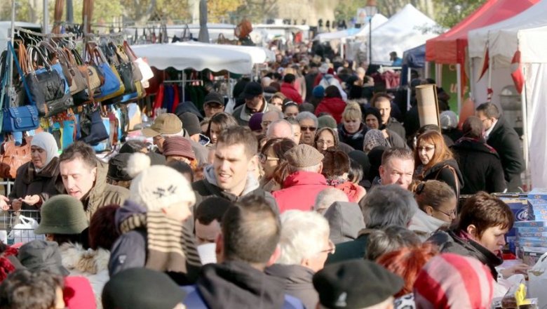 E òc, tornava cada an, Santa Catarina la pissosa (3 còps sus quatre ploviá). Fasiá freg e caliá sortir la manrega. Un jorn que marcava, coma d’autres, l’an e lo ritme de las sasons pel monde del país