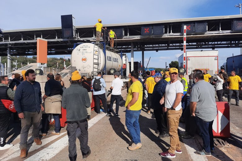 Almens 200 agricultors blòcan l’autoestrada A9 al Voló