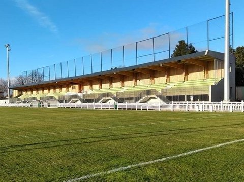 La tribuna novèla de l’estadi del Molin a Lesinhan de Corbièras