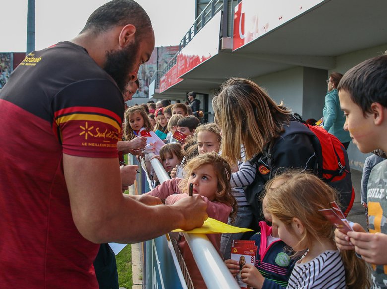 Los mainatges de la Bressòla de Sant Esteve an passat una jornada a l’estadi Brutus amb los Dragons