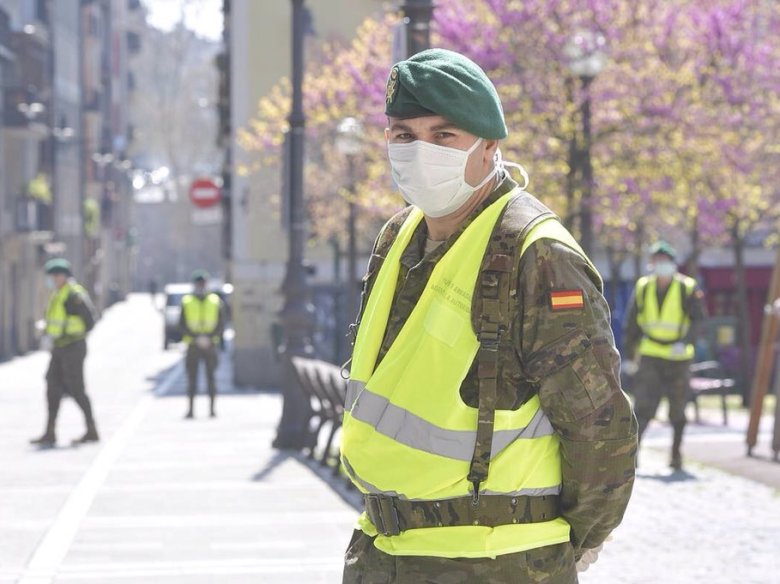 A Pampalona an protestat fòrt quand l'armada a pres las carrièras en fasent sonar l'imne espanhòl