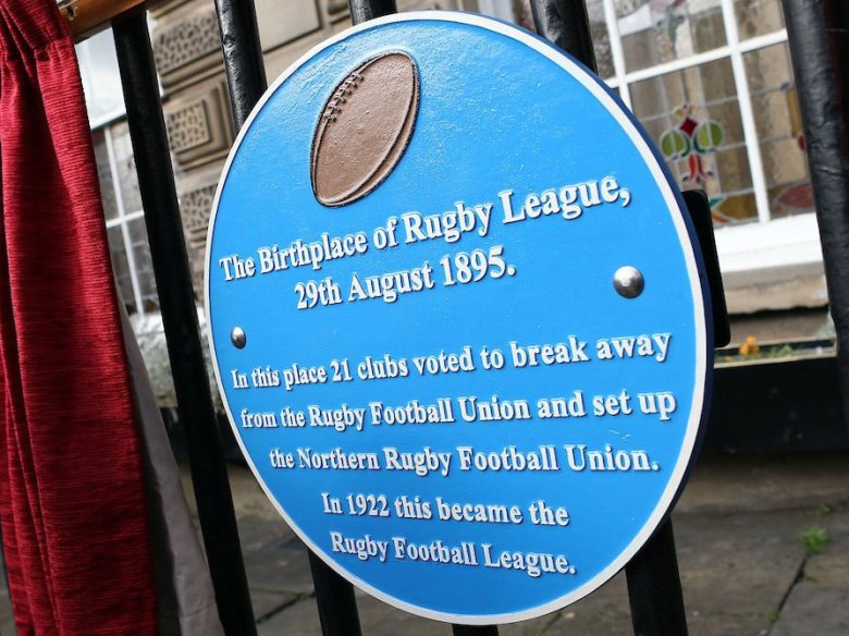 Al George Hotel d’Huddersfield, una placa per marcar los 125 ans de la fondacion de la Northern Rugby Football Union que vendriá la Rugby Football League