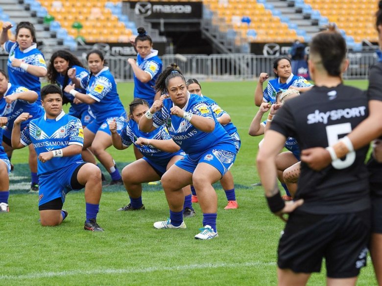 Dissabte, a Auckland, abans lo rescontre internacional femenin Nòva Zelanda/Samoa, las samoanas lançan lor crit de guèrra: lo siti-pau. (Escotatz l’àudio çai jos)