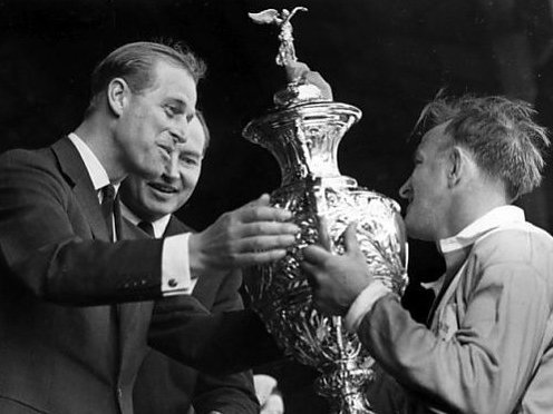 1949, a Wembley: lo prince Philip remet la Cup al capitani de Bradford