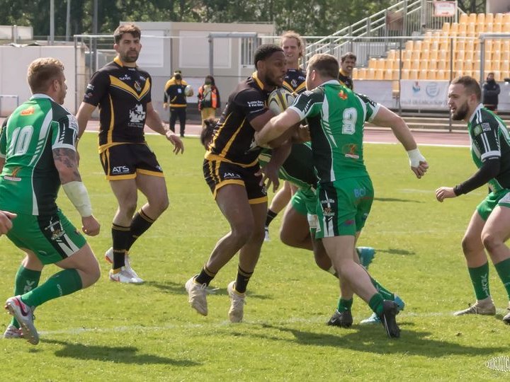 Carcassona (en negre e jaune) domina Vilanòva: 42-14