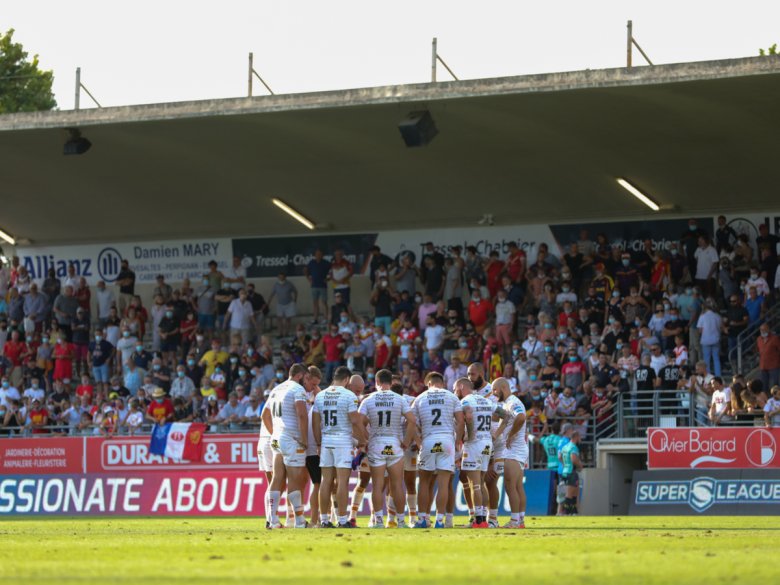 Los catalans se recampan al centre de la pelena a la fin de la partida contra Hull KR