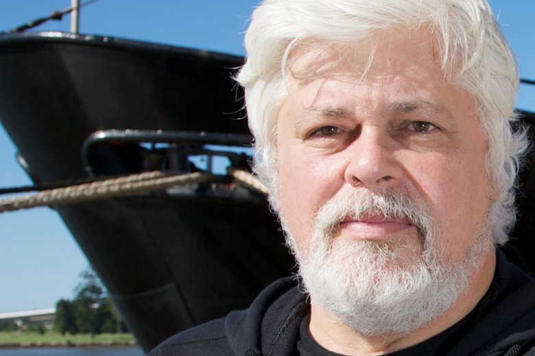 Annadit de 73 ans e paire de tres enfants, Paul Watson risca desenant l’extradicion cap a Japon, un dels darrièrs païses que practican encara la caça de la balena malgrat son enebicion en Antartida