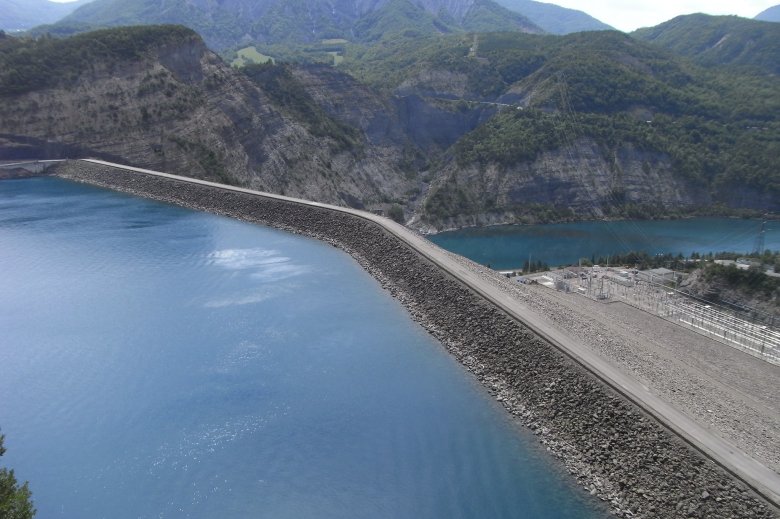 Las ressorsas son distribuidas de manièra inegala, çò que demanda una gestion e una infrastructura complèxas coma la restanca de Sèrra Ponçon