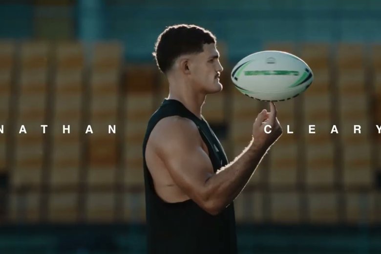 Sus las cadenas de TV australianas, Nathan Cleary, lo mesclanha de las Pantèras de Penrith, fa la publicitat del desodorant d’una marca plan coneguda