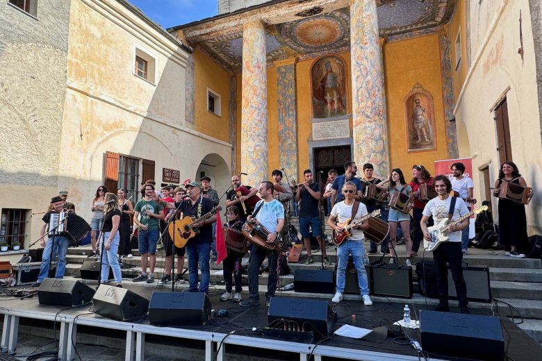 Lou Dalfin torna sonar a Sant Manh en desfisant la pluèja