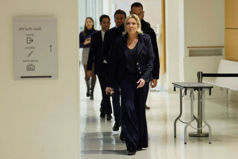 Marine Le Pen sus la defensiva