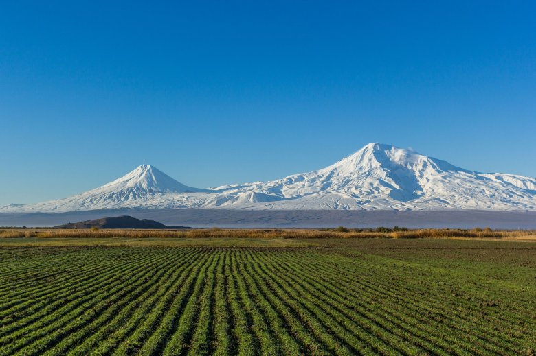 Ai vist o mont Ararat, en veitura per anar veire una autra vila. Mas ese de l’autre costat d’a frontiera, costat Armenia occidentala (actualament administraia per Turquia)