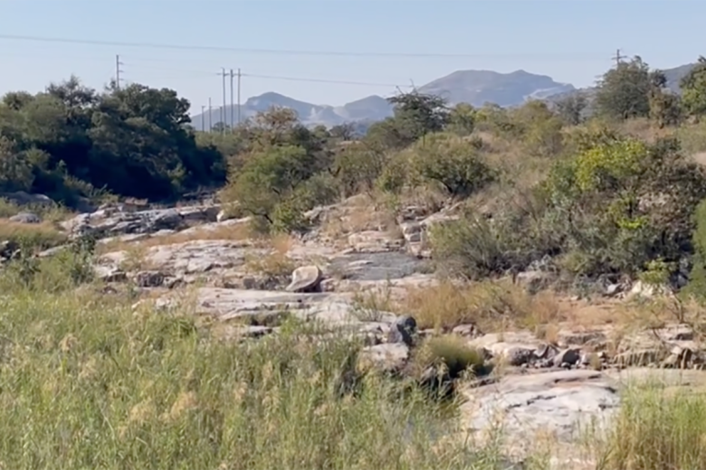 L’escapolon de ròca proven del complèxe ignèu de Bushveld, una intrusion magmatica formada pel refregiment lent del magma jos la superfícia terrèstra