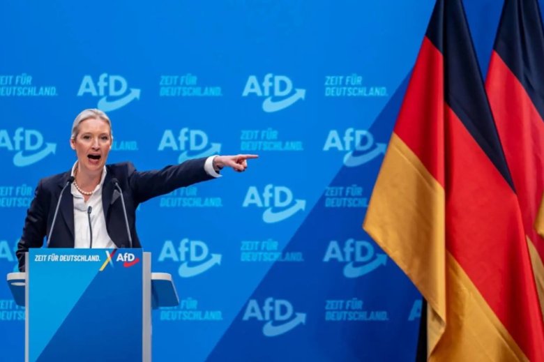 Alice Weidel, de 45 ans, es ça que la coneguda per son discors dur sus la seguretat interiora, que l’assòcia, coma o fa tostemps l’extrèma drecha, a l’immigracion