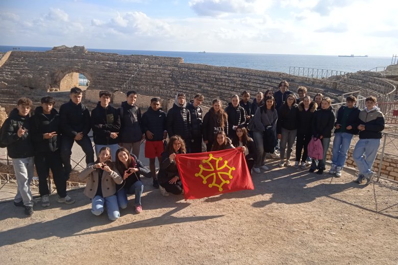 Eths liceans comengeses devant eth anfiteatre de Tarragona