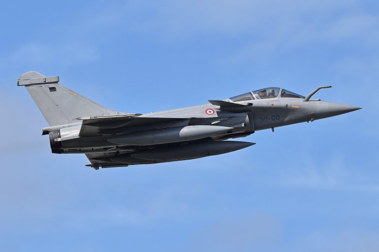 Avion de combat Rafale, emblematic de l’indústria militara francesa. La concepcion d’aquel aparelh se fa a Biàrritz (Bas Ador) e Martinhàs (la Grava), abans que siá assemblat a Merinhac (la Grava)